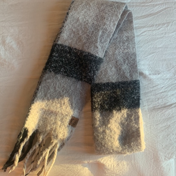 C&C California Scarf and Pom Pom Winter Hat set - Picture 4 of 8